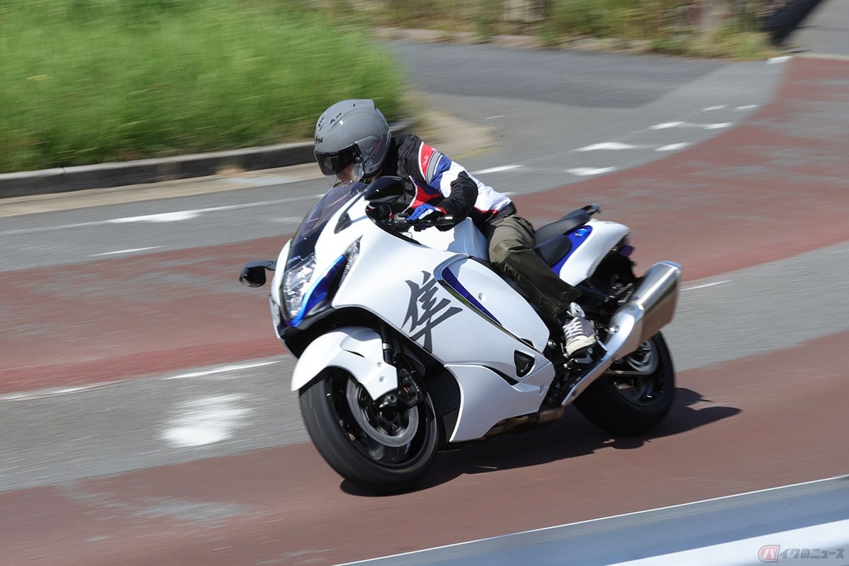 バイクは前後ブレーキとエンジンブレーキを組み合わせて安全に止まる