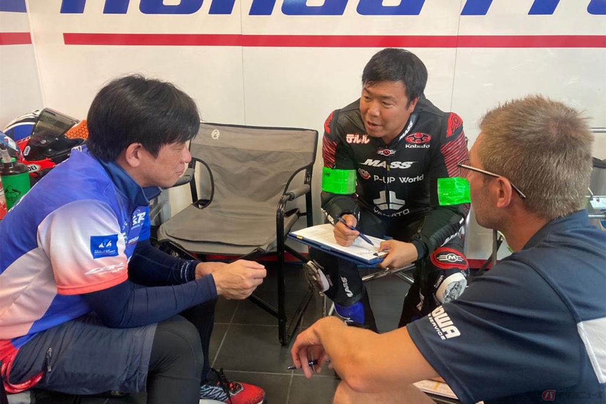 チームとのミーティングを行う大久保光選手