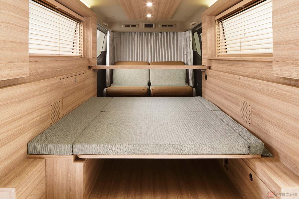 日産が公開した期間限定販売の特別仕様車「キャラバン MYROOM Launch edition」の車中泊モード