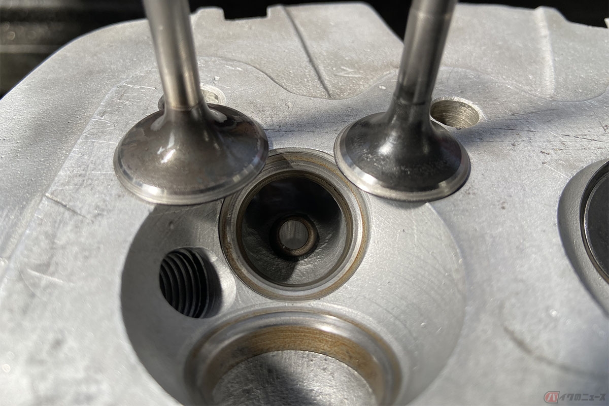 バルブシートカットは外当たりで
