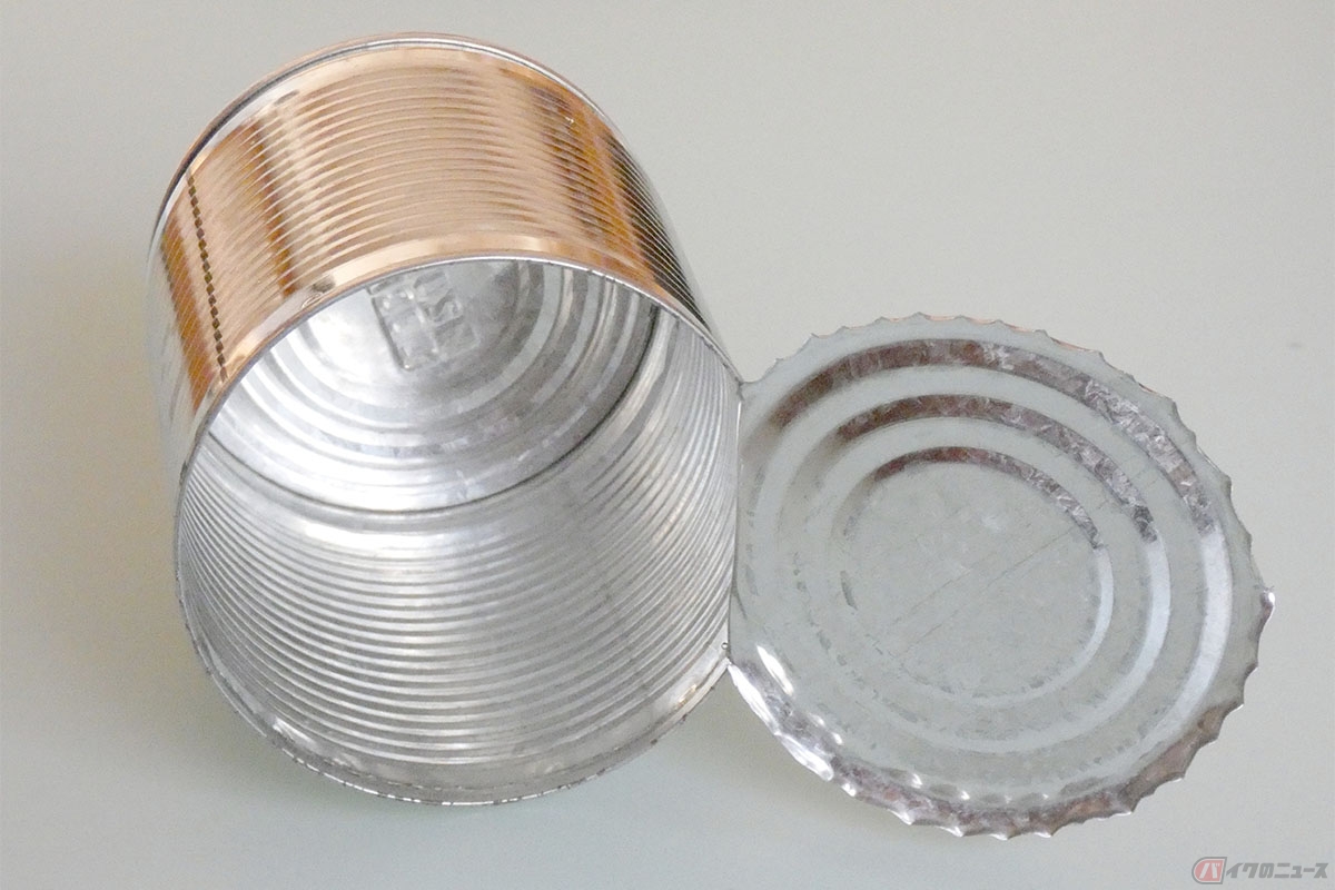 ガソリン缶詰の使い方は簡単での蓋を同封の缶切りで数カ所穴を開け切り、同様に同封の紙ジョウゴを使ってこぼさないように注ぐだけ