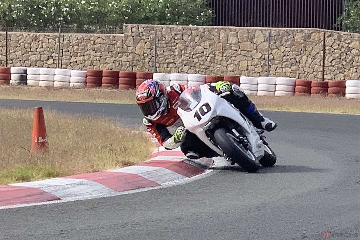新たに購入したトレーニング用ミニバイクKayo「MR220」でスペインの「チバサーキット」を走るレーシングライダーの大久保光選手