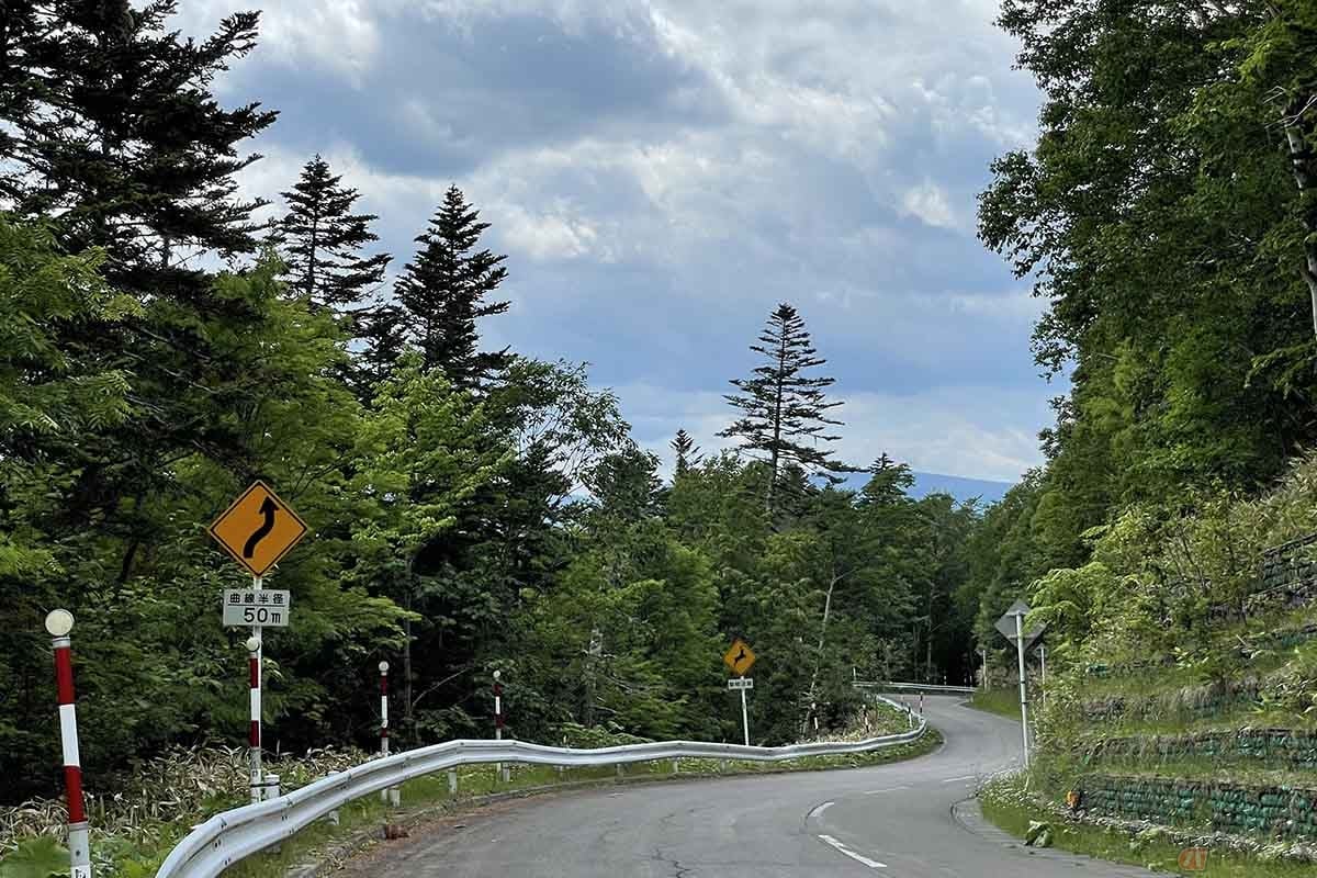 狭い道で後続に道を譲る際は左ウィンカーを活用する