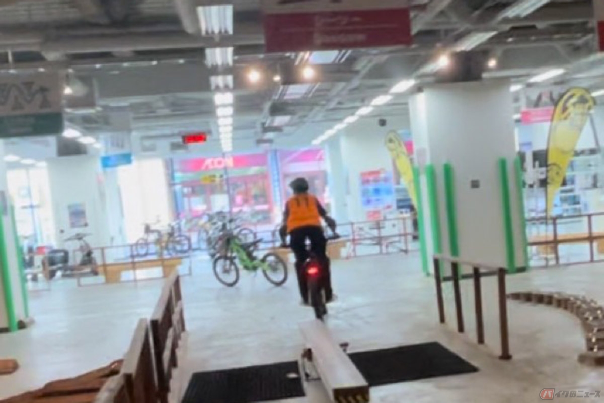 e-Trail Parkで初トライアルを楽しむクリスさん