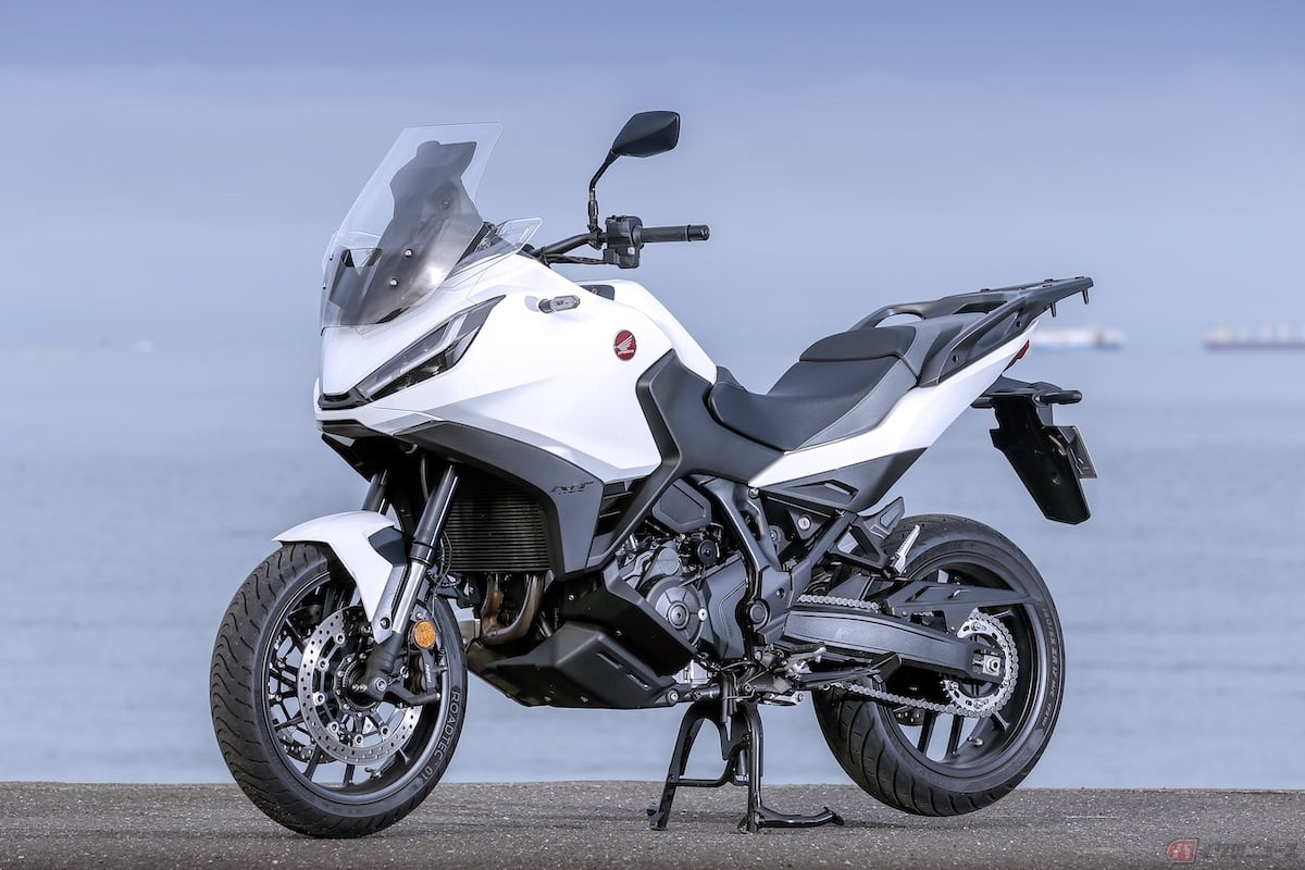 センタースタンドで駐車すると後輪が宙に浮いた状態となり、地面とバイクの接地面が小さくなるため、、台風などの際には、サイドスタンドを利用しまよう