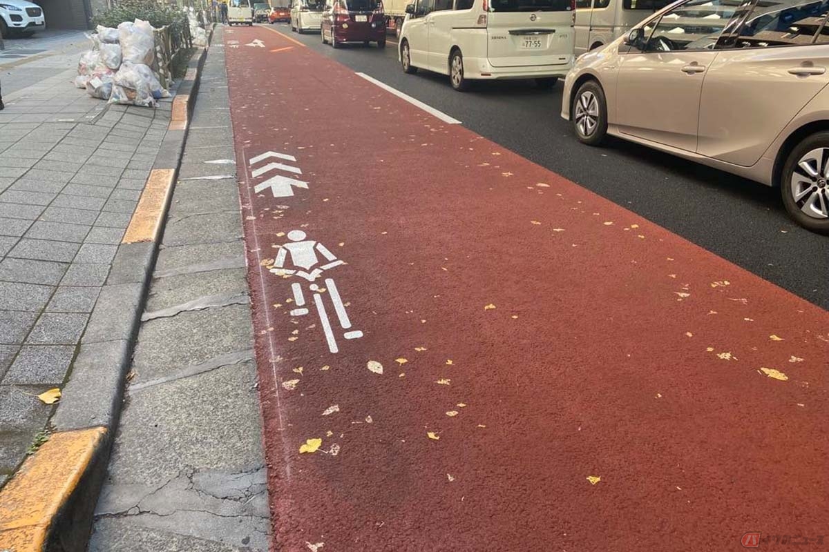 普通自転車専用通行帯と混同しがちな自転車ナビマーク