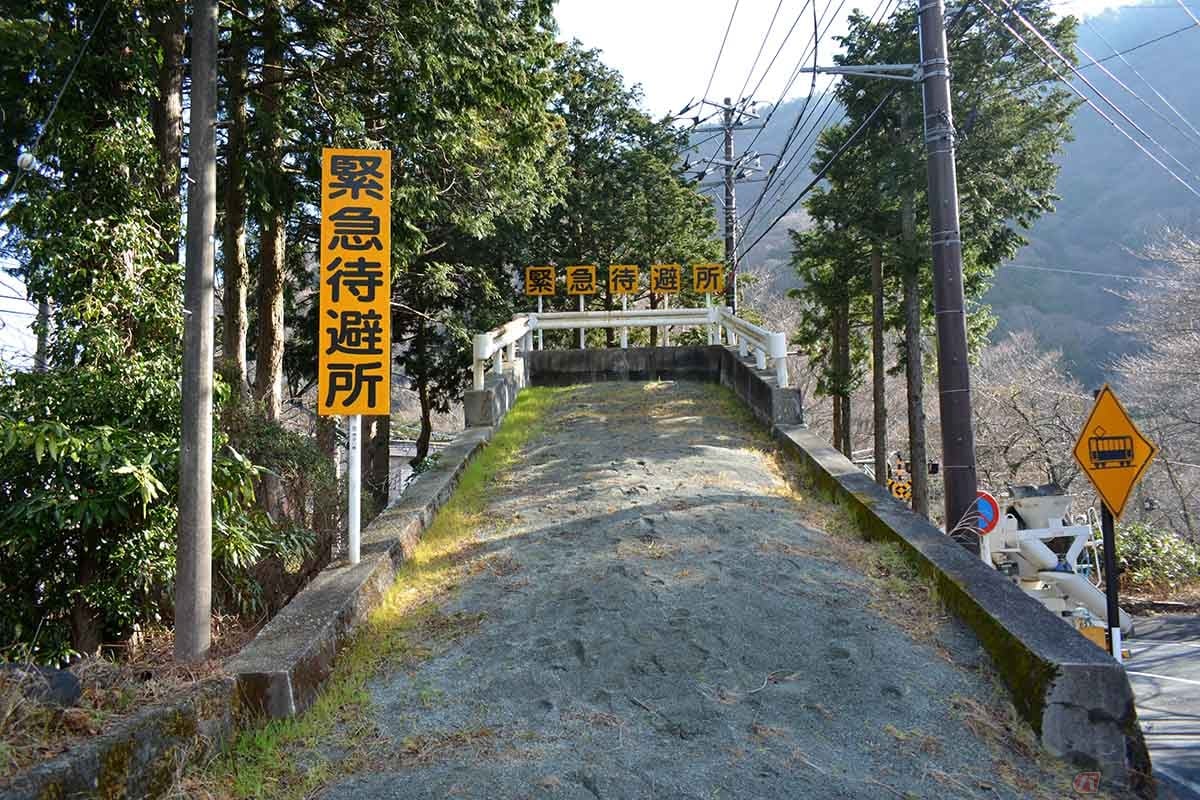 走行中にブレーキの利きが悪くなったと感じたらすぐに安全な場所にバイクを停めてブレーキを冷やす