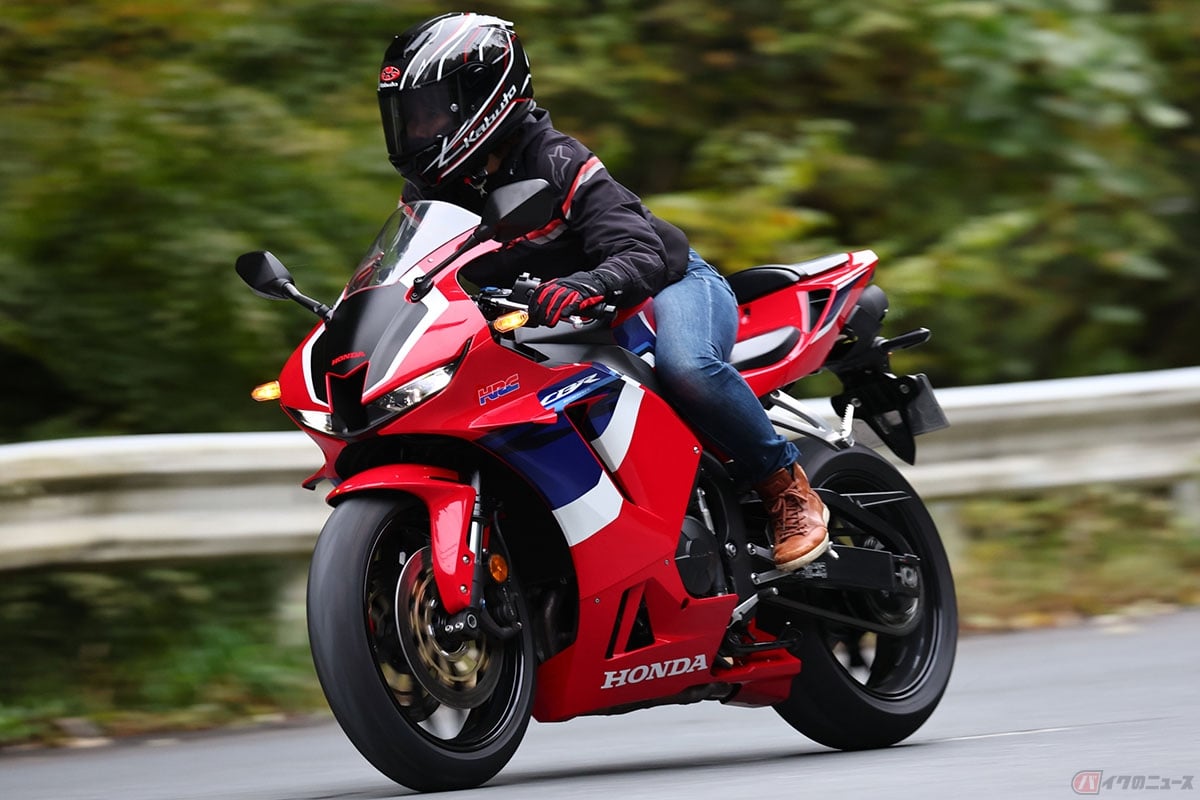 ホンダ「CBR600RR」の走りを楽しむ筆者(先川知香)