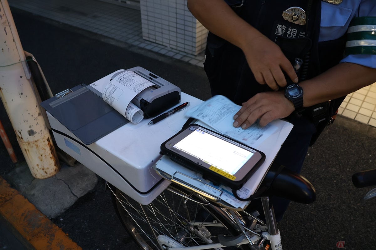 運転者が交通違反を起こした場合、警察官から「交通反則告知書」いわゆる青切符と「納付書」という書類を渡される。