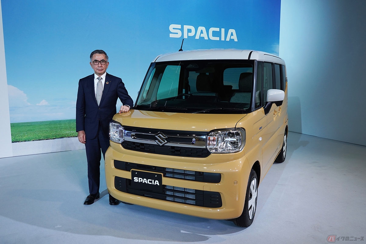 鈴木俊宏社長とスズキ新型「スペーシア」