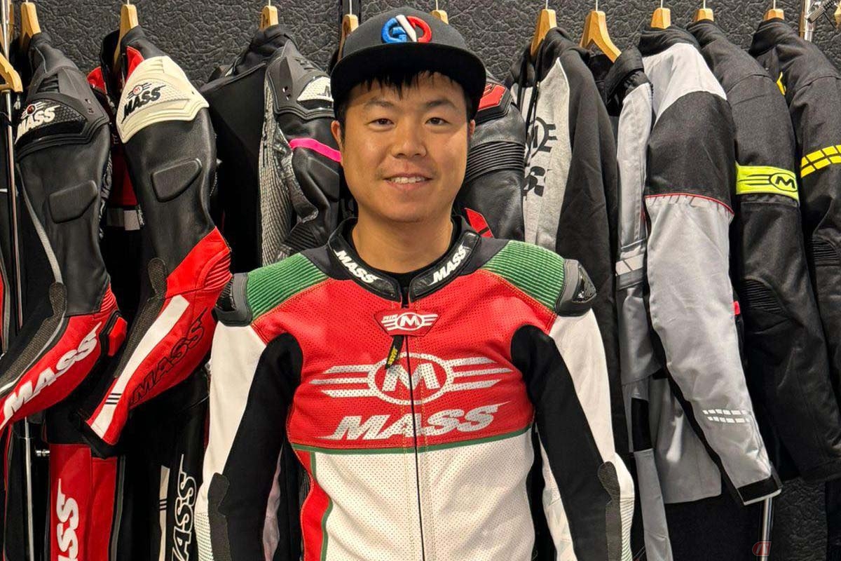 パキスタンメーカーの「MASS」のNEWモデルを試着する大久保光選手