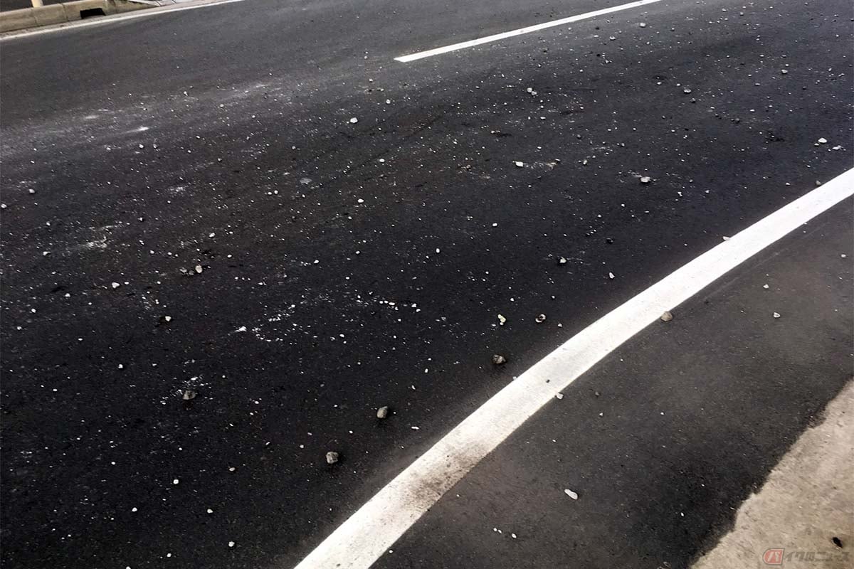 積雪地帯の高速道路で撒かれる白い粒の正体は「凍結防止剤」
