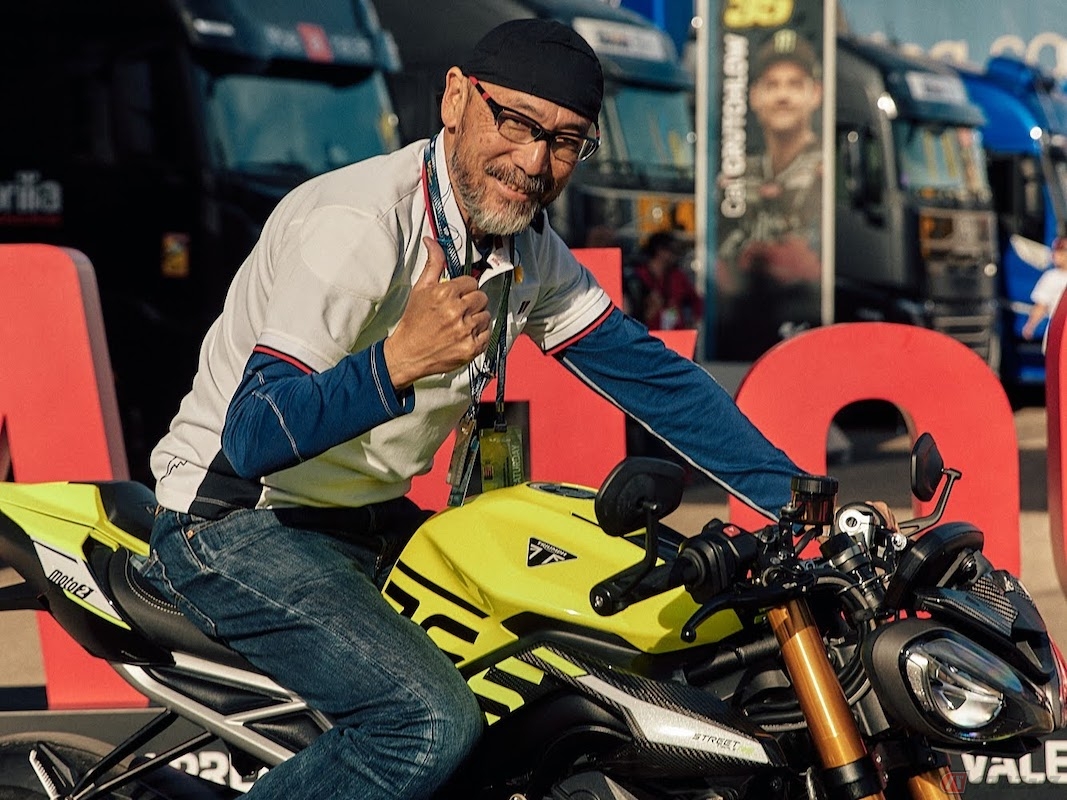 Moto2エディションと筆者(ケニー佐川)。MotoGP2022最終戦バレンシアGPパドックにて
