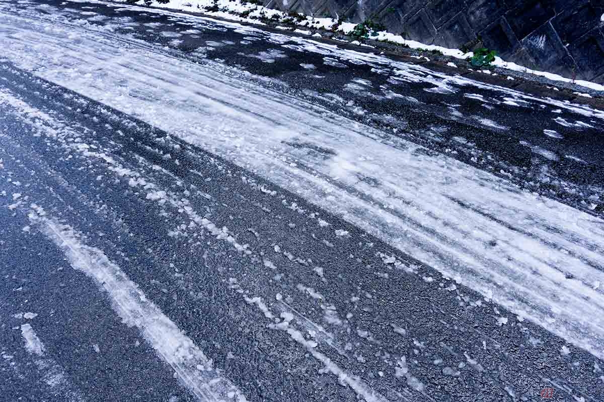 気温が氷点下でなくてもアイスバーンができることはある