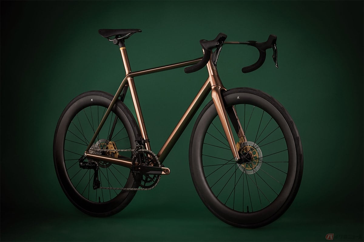 アストンマーティンと英国のチタンバイク界のリーダーJ.Laverackが共同開発した、比類なきロードバイク、「J.Laverack Aston Martin .1R」