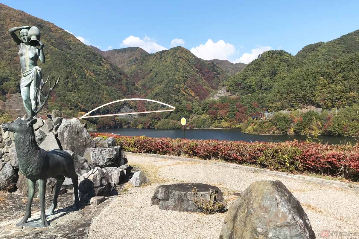 描き下ろし新イラストの背景になっている芝生広場。同じ構図で写真を撮ってみるのも一興です