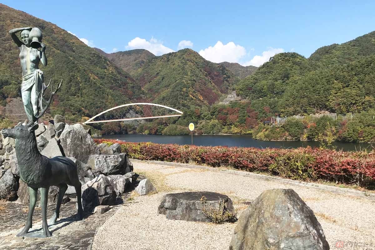 描き下ろし新イラストの背景になっている芝生広場。同じ構図で写真を撮ってみるのも一興です