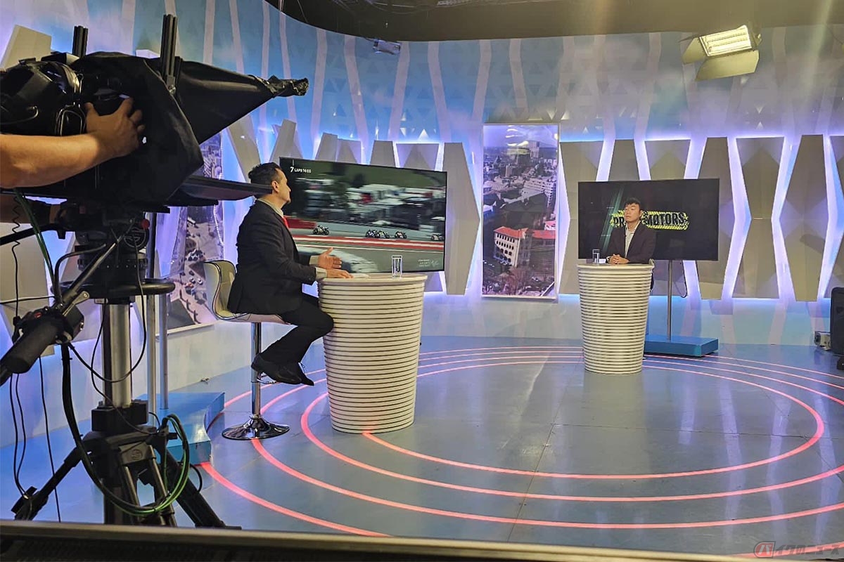 ルーマニアのTV番組「PRIMA MOTORS」でレースへの情熱を語る大久保光選手