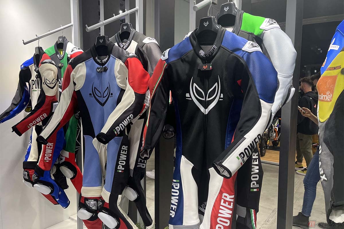 「V POWER」のスーツは皮を使っていないタイプで、丸ごと洗濯機で洗えるのも特徴。MINI GPのスーツも展示してありました。