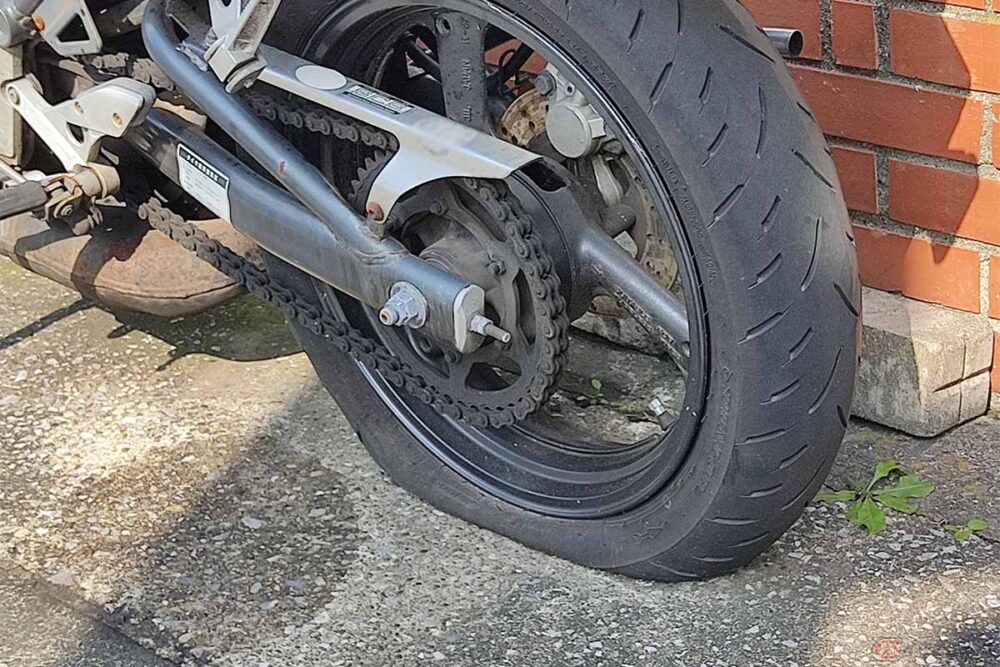 タイヤのパンクも、英語では「get a flat」と表現される