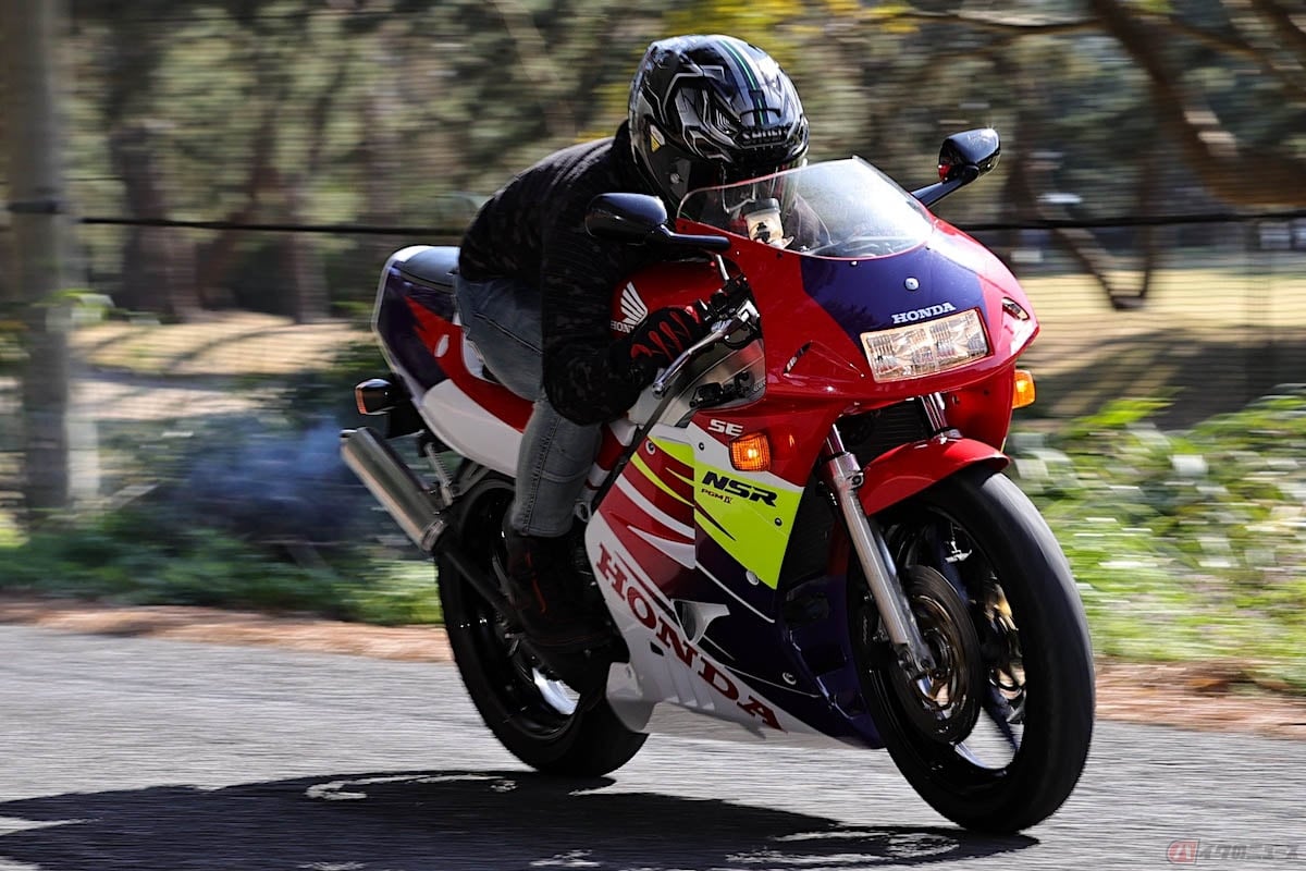 白煙を出しながら走るのが2ストロークバイクの特徴