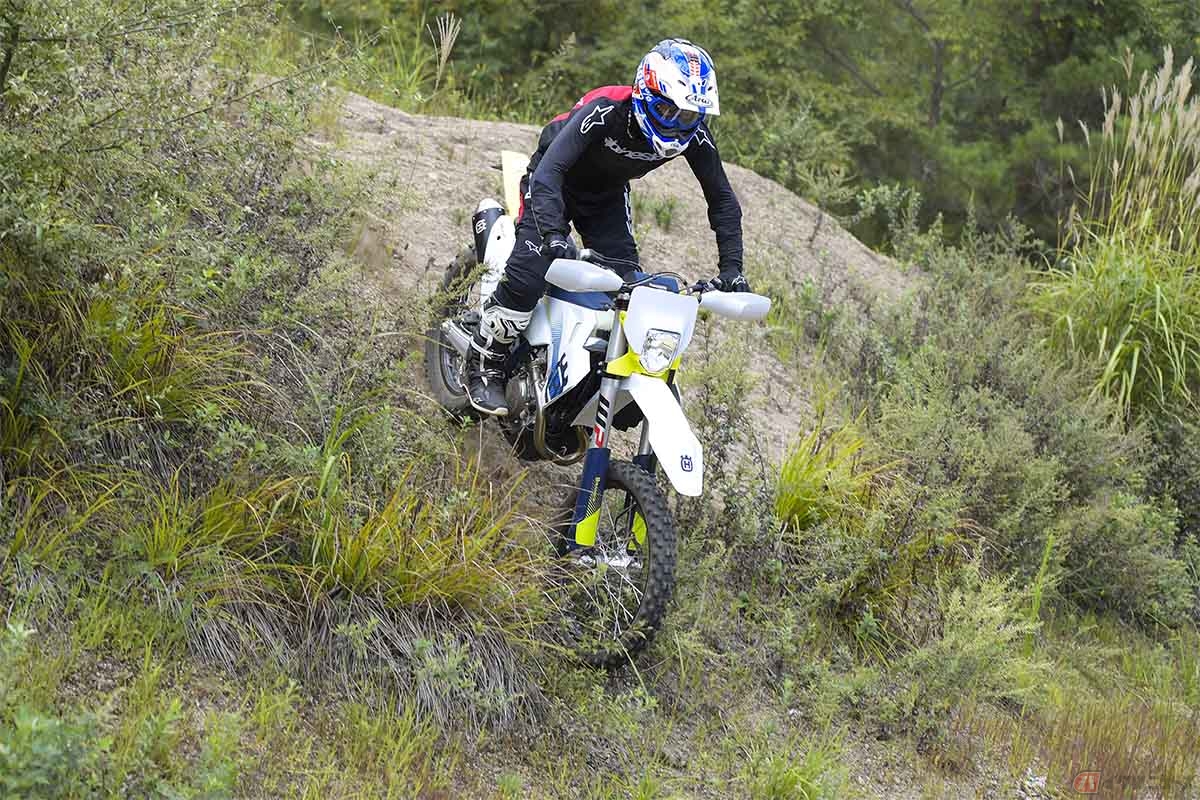 フロントサスペンションはフロントフォークに内蔵されている。