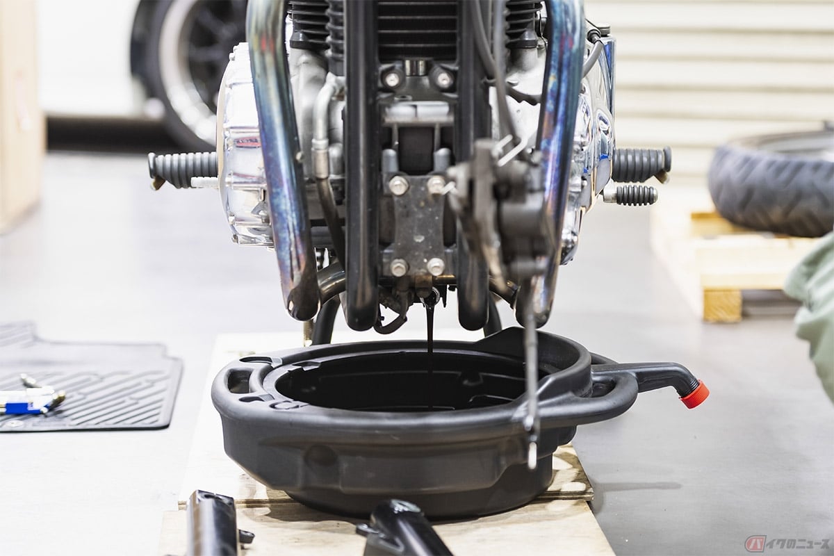 バイクでの短距離走行はエンジン内部に水分が混入しやすくなり、エンジンオイルの劣化を早める要因となる。