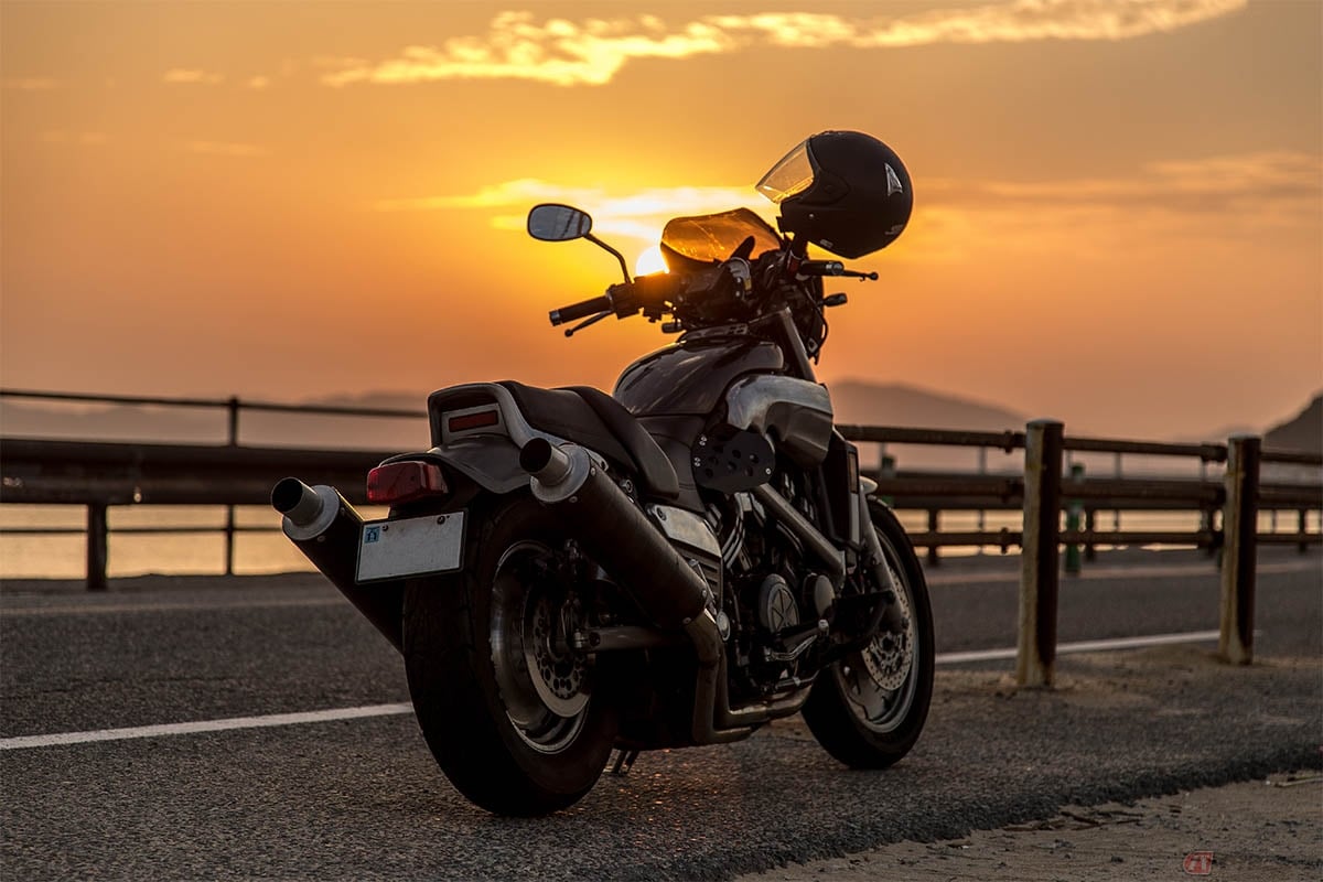 バイクで薄暮時間帯を走る際は普段よりもスピードを抑えて走行する