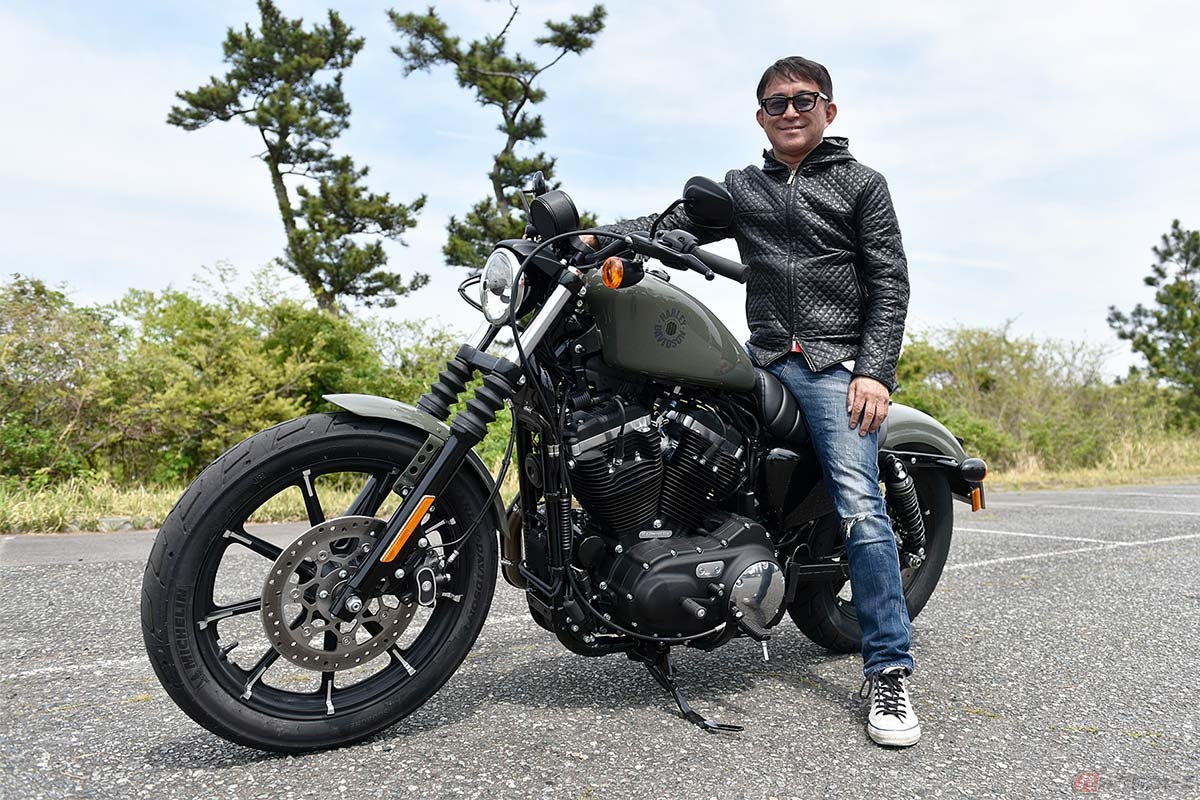 ハーレー・ダビッドソン「Iron 883(アイアン883)」に跨る筆者(木下隆之)