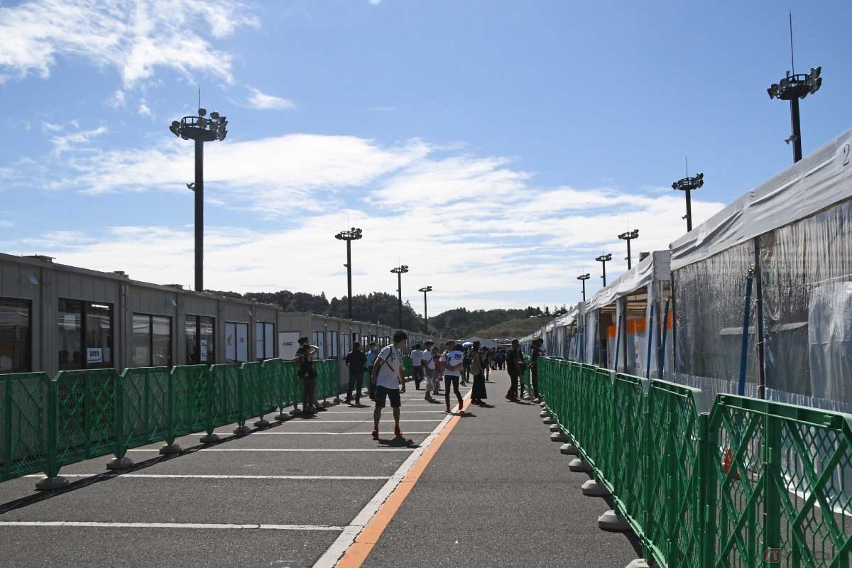 1コーナー側から見た「第1パドック」風景