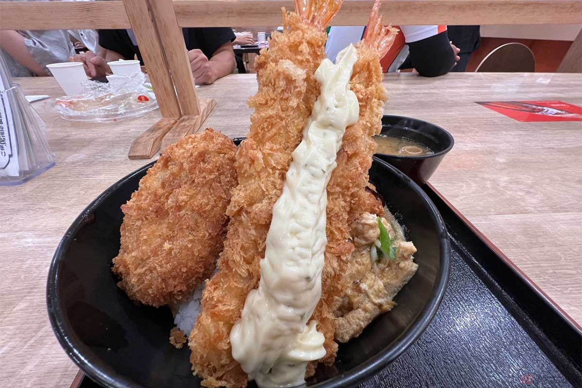 新名神「土山SA」で食した「まんぷく新名神丼」(1350円)は、存在感を放つ特大エビフライが2本にタルタルソースがたっぷり。これだけで満腹になる人もいるはず……