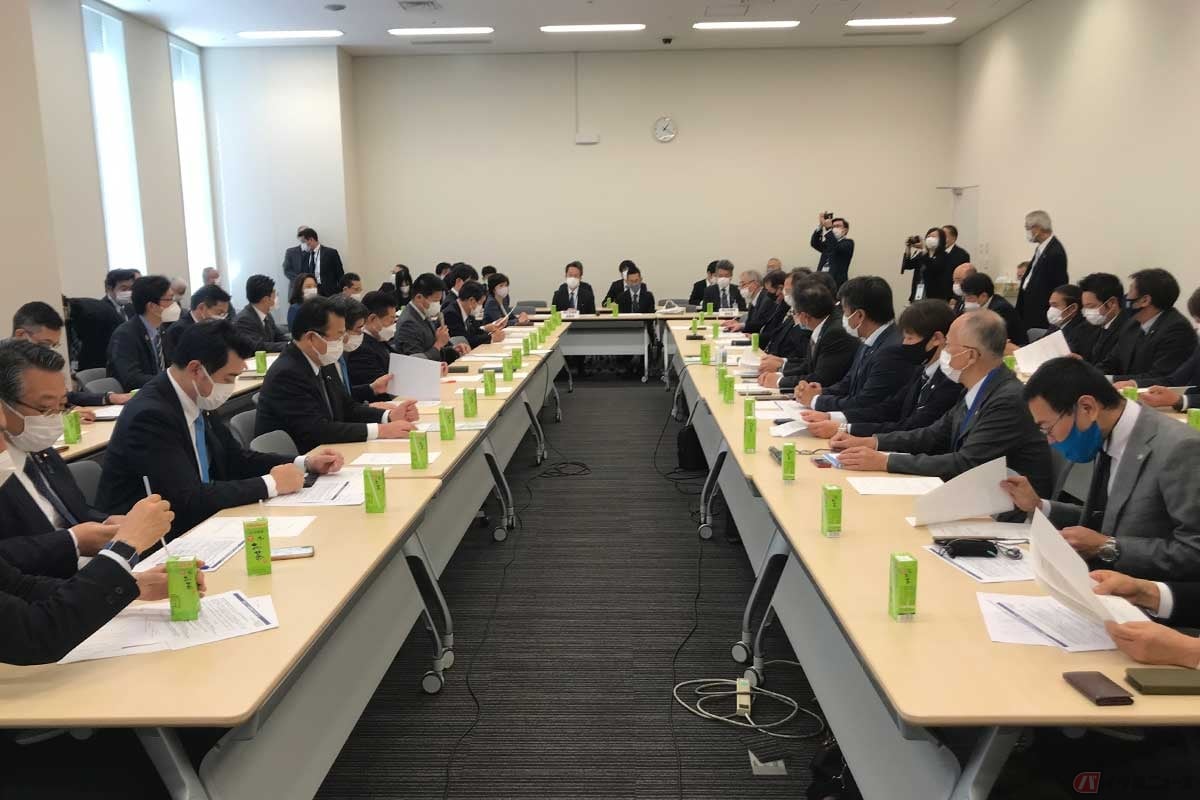 日本自動車工業会二輪車委員会と全国オートバイ組合連合会は、公明党オートバイ議員懇話会(北側一雄会長)に対して、二輪車ユーザーの負担軽減を求める要望を行なった