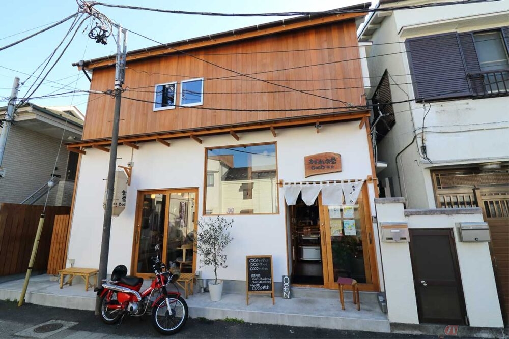 2022年9月にオープンした「おせっかい食堂　COCO鎌倉」は、「JR鎌倉駅」近くにある明るい雰囲気の店。以前取材で訪れた葉山町の「おせっかい食堂　KAINA〜海菜」の姉妹店