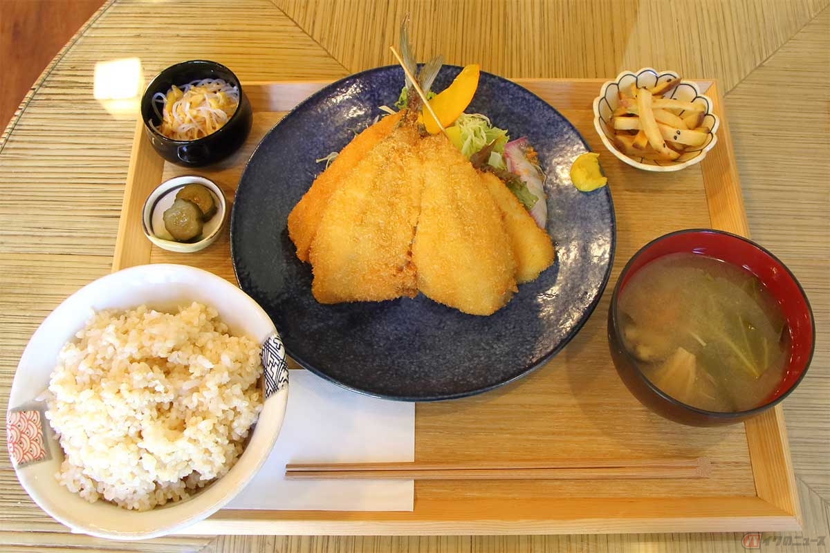 「おせっかい食堂 COCO鎌倉」の「究極のアジフライ入りミックスフライ定食」(1650円)のご飯は、玄米か白米から選べる。「具だくさん味噌汁」が嬉しい