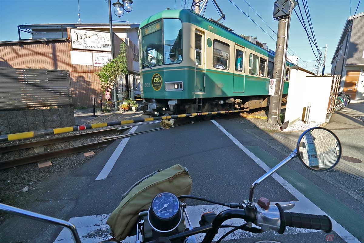 鎌倉の裏路地をホンダ「CT110」で散策。何度も江ノ電の踏切を渡る。気になるカフェがいきなり現れたりして楽しい