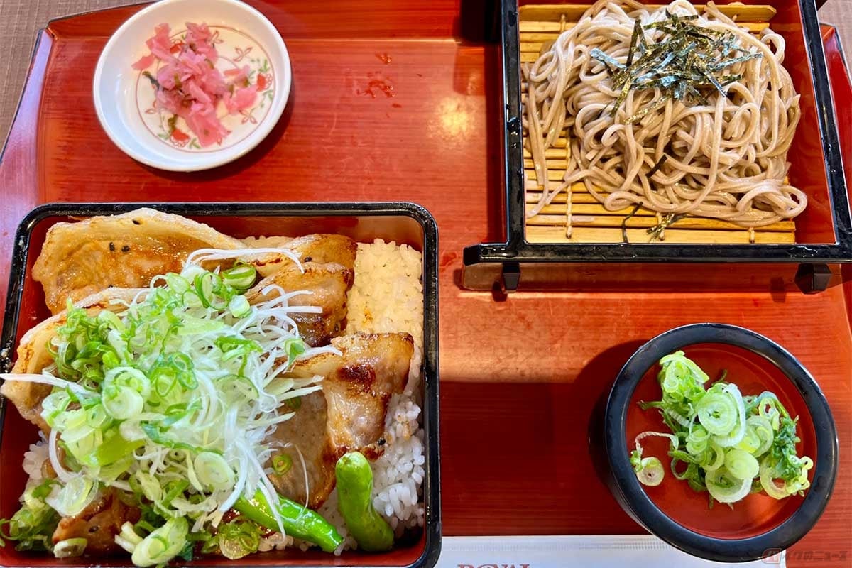 圏央道「厚木PA」(外回り:八王子方面)でいただく「厚木名物 とん漬け重 ミニそばセット」(1330円)。朱色のお盆に乗った料理は彩も良く、食欲がそそられる