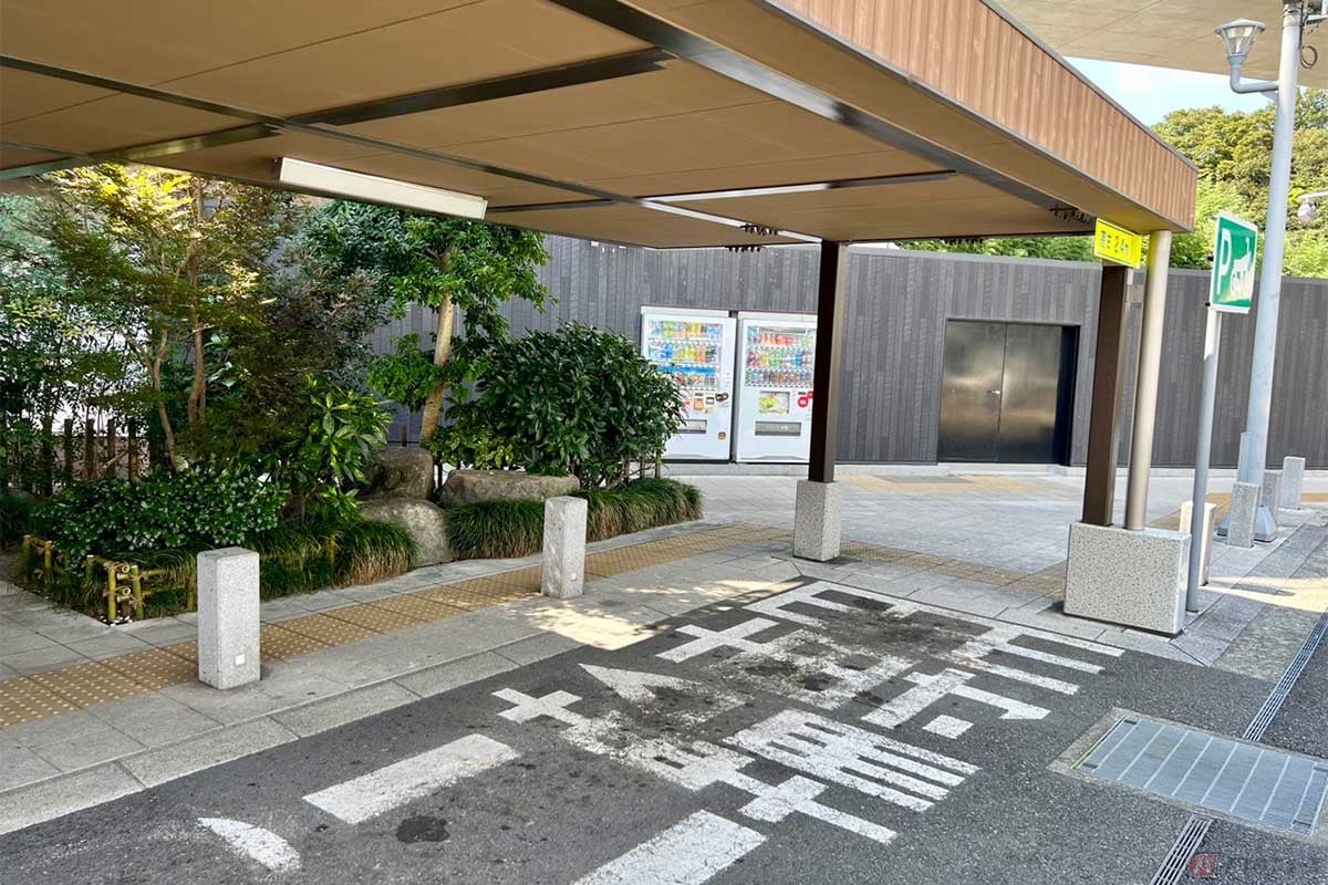 和風の外観を演出する施設には、2輪専用の駐車スペースもしっかり完備されている