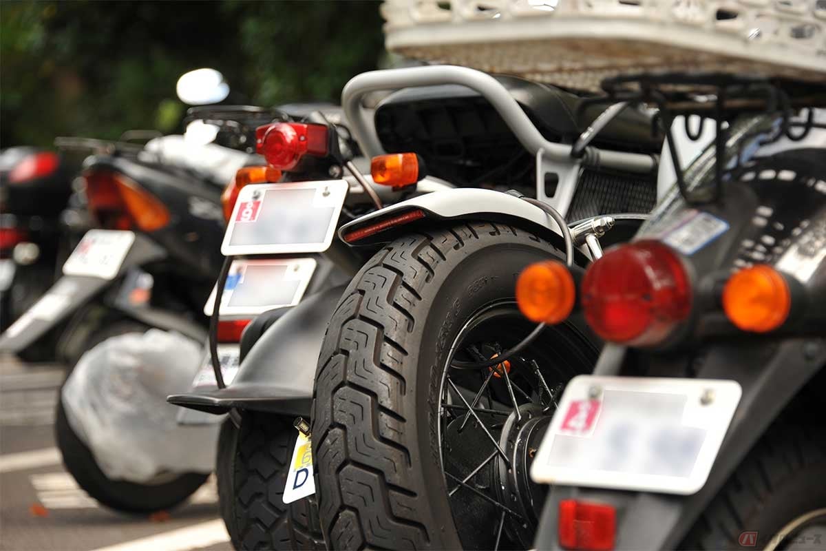 バイクの盗難の被害に遭わないために、まずキーを付けた状態でバイクから離れないこと。保管する場合は二重ロックやバイクカバーの使用なども心掛けたい