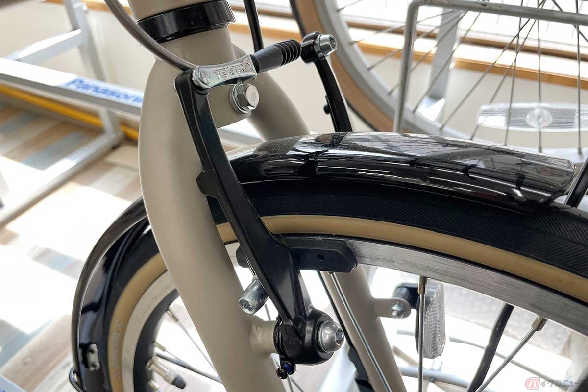 自転車のリムブレーキには、いくつかの種類がある(前輪:Vブレーキ)