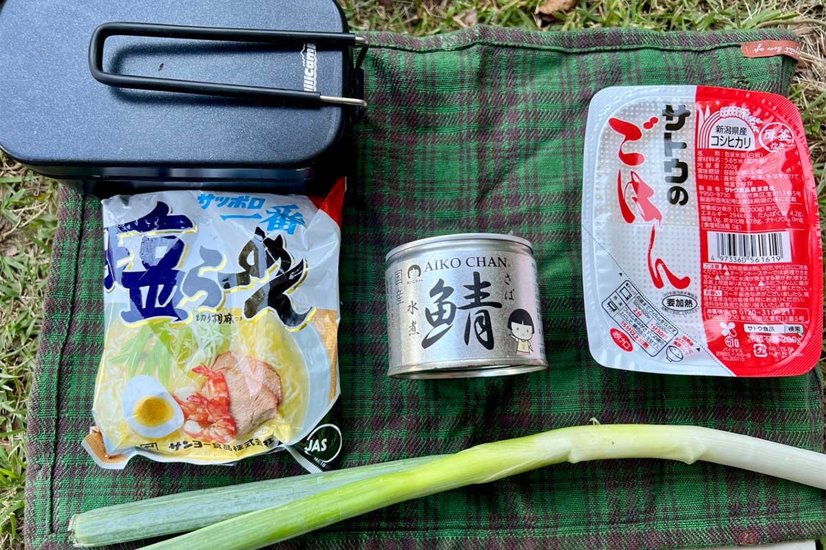 具材はキャンプ飯のベースとしても優秀な「サッポロ一番 塩らーめん」と、鯖缶(水煮)、長ねぎ、そして雑炊に使うご飯のパック