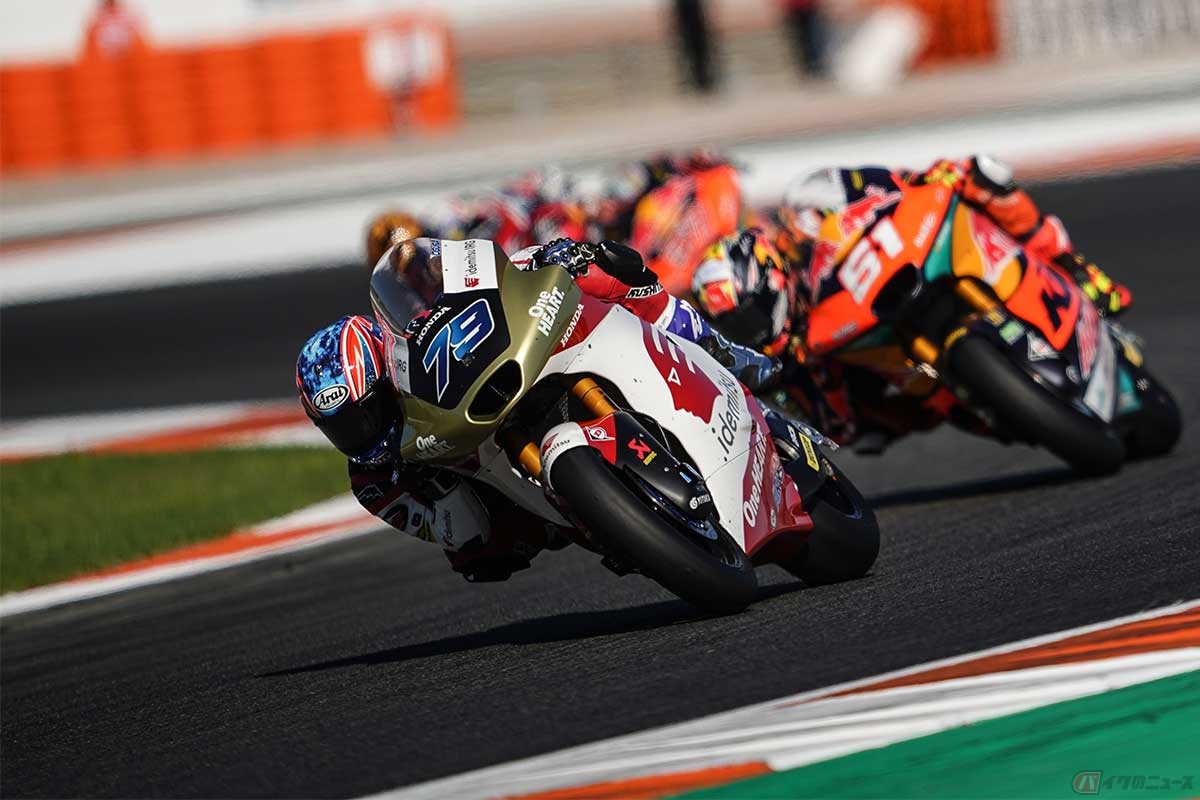 2022年シーズンのMoto2クラスにフル参戦する唯一の日本人ライダー、小椋藍選手(#79/イデミツ・ホンダ・チームアジア)。最終戦では8周目にペドロ・アコスタ選手と激しいバトルに。2番手を奪い返したが8コーナー前で転倒、リタイアとなった