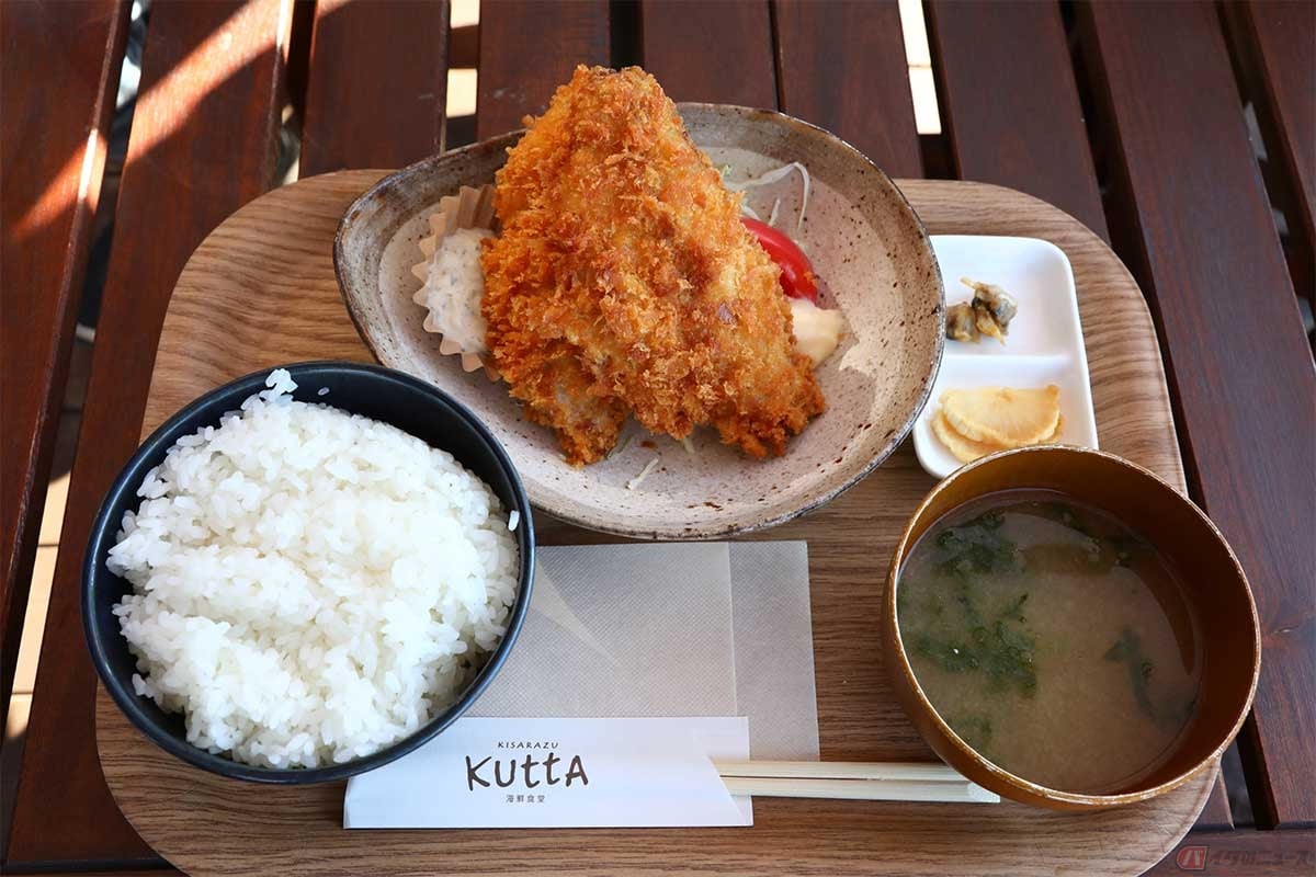 筆者と松井さんが頼んだ「鯵フライ」の定食セット(1188円)。ご飯は大盛り無料、味噌汁と佃煮、漬物がセット。単品でのオーダーもできる