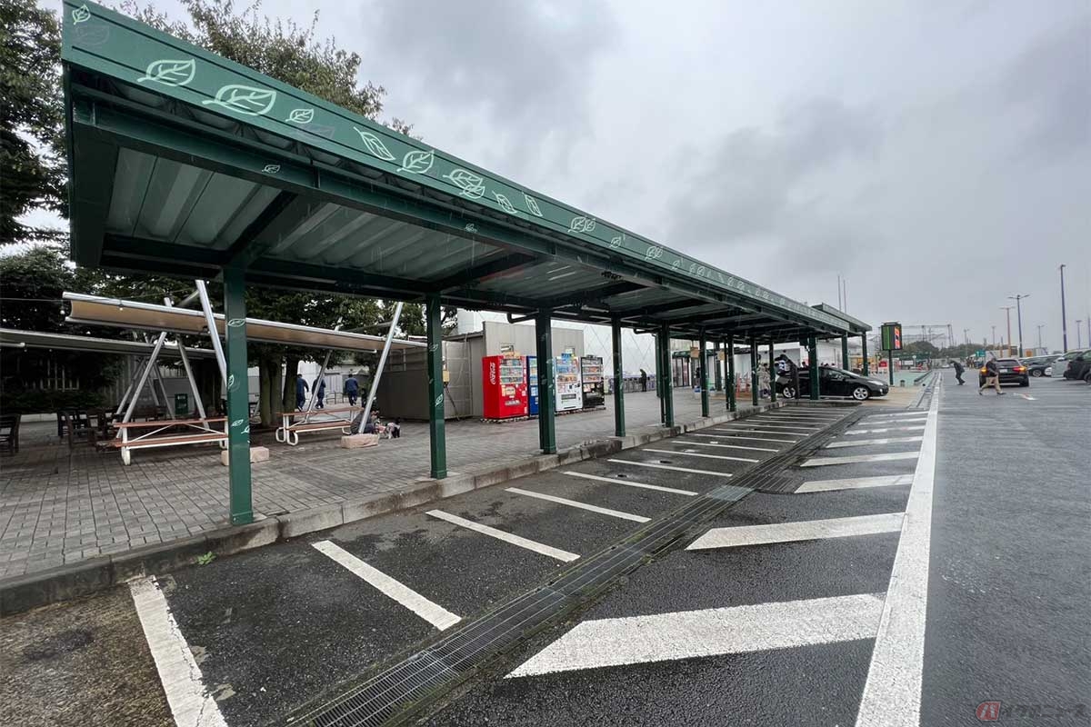 休日には多くのバイク乗りが立ち寄る「海老名SA(EXPASA海老名)」(下り)では、2輪専用の駐車スペースも広く確保されている