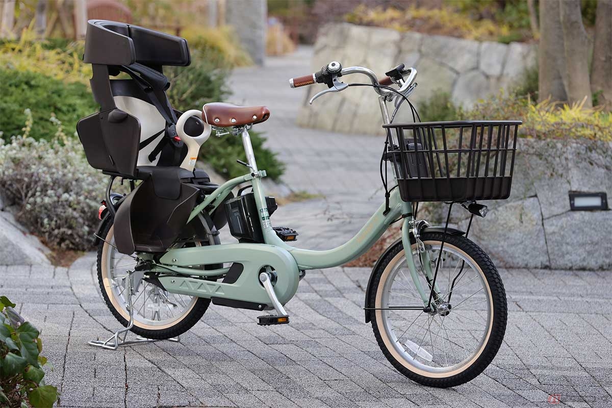 電動アシスト自転車には「バッテリー」や「モーター」、それに「操作スイッチ」といった電気を使うパーツが装備されている分、車体は重くなる