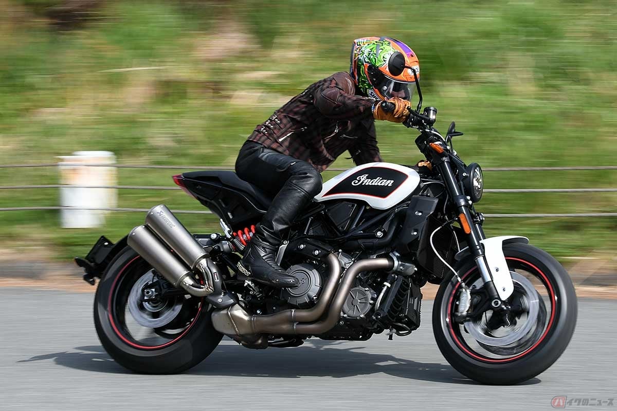インディアンモーターサイクル「FTR S」(2022年型)に試乗する筆者(青木タカオ)