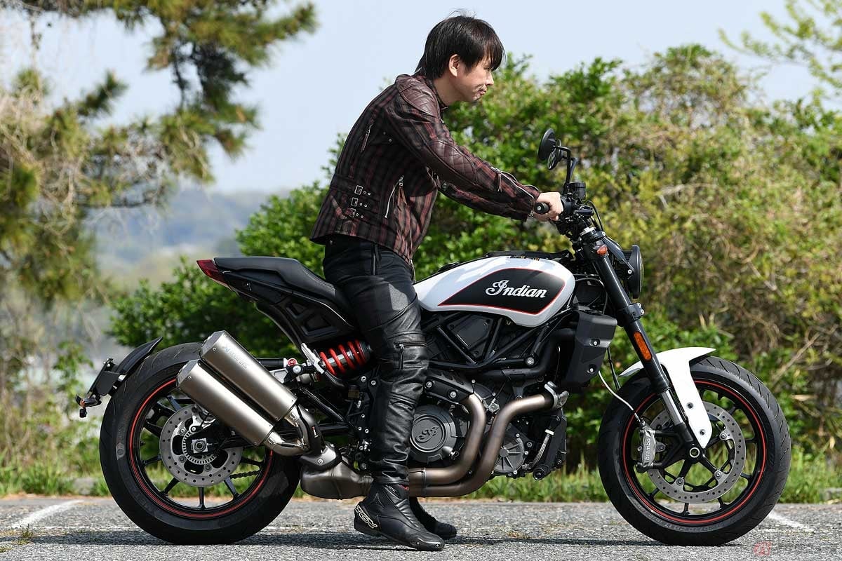 シート高780mmの車体に身長175cmの筆者(青木タカオ)がまたがった状態