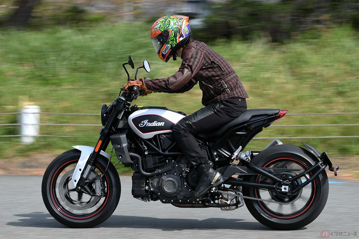 インディアンモーターサイクル「FTR S」(2022年型)に試乗する筆者(青木タカオ)