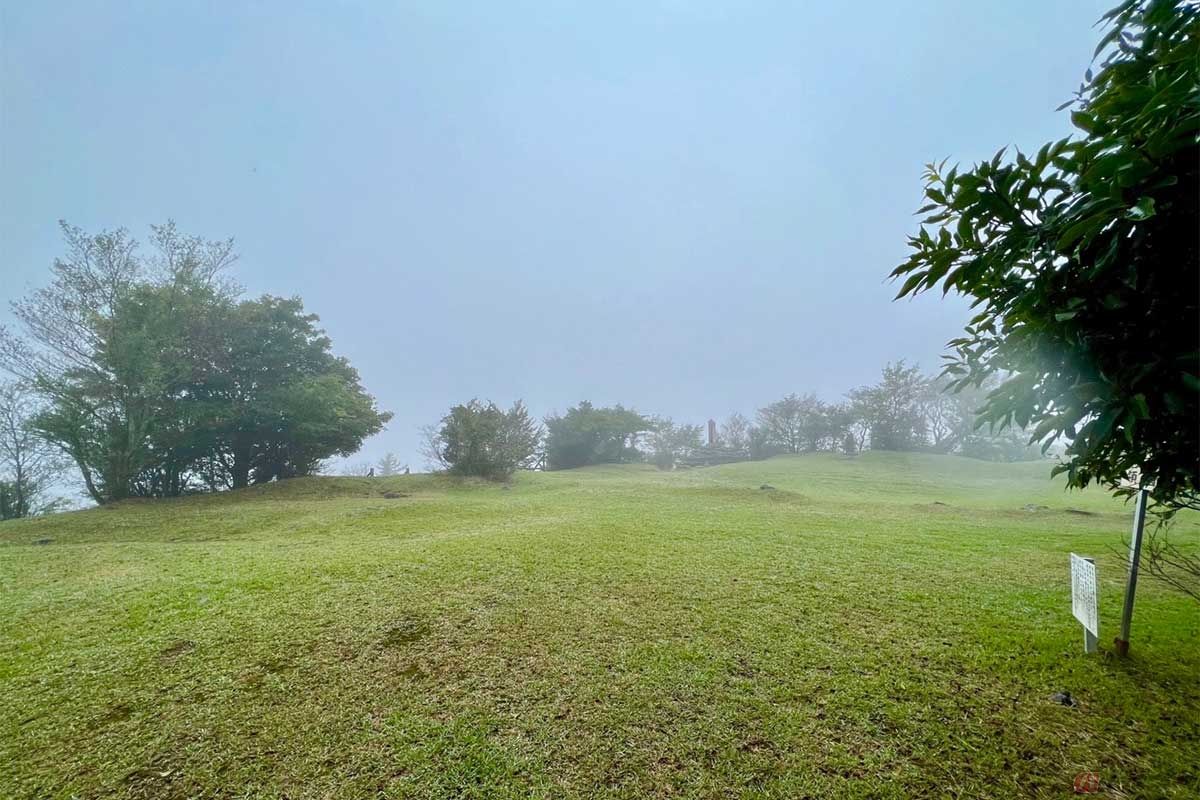広大な「一の郭」は、霧雨のなかで霞がかかっていた。まさに「霞城」の姿を見られて、ある意味ラッキーだったのかもしれない