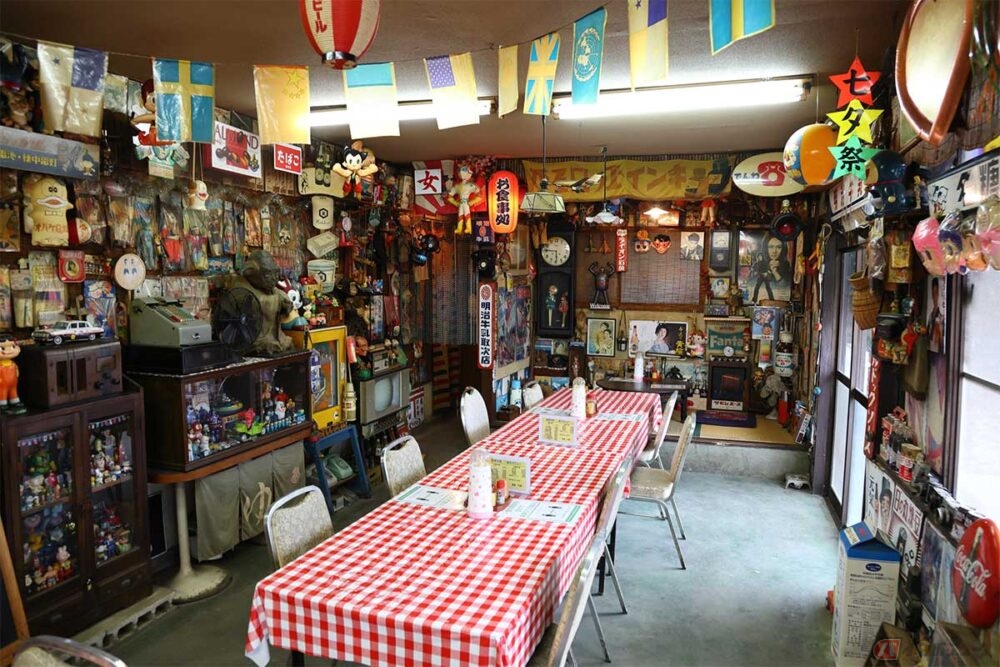 「食堂大関」の店内には昭和の玩具やポスター、看板などが所狭しと飾られている。食堂というより博物館のようだ