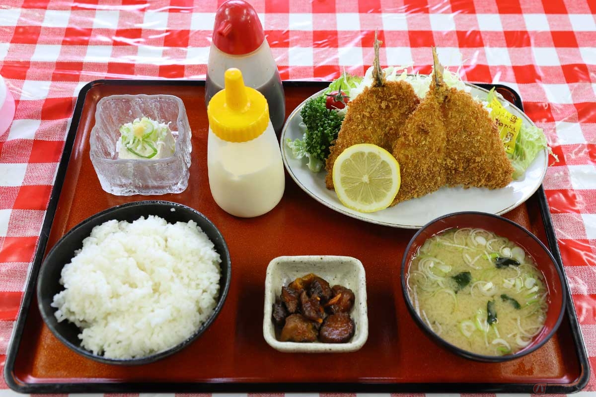 「食堂大関」の「アジフライ定食」。お店の雰囲気のせいか昭和の家庭の食卓に感じる